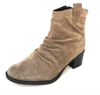 HUSH PUPPIES Taupe daim enkellaarsje hak