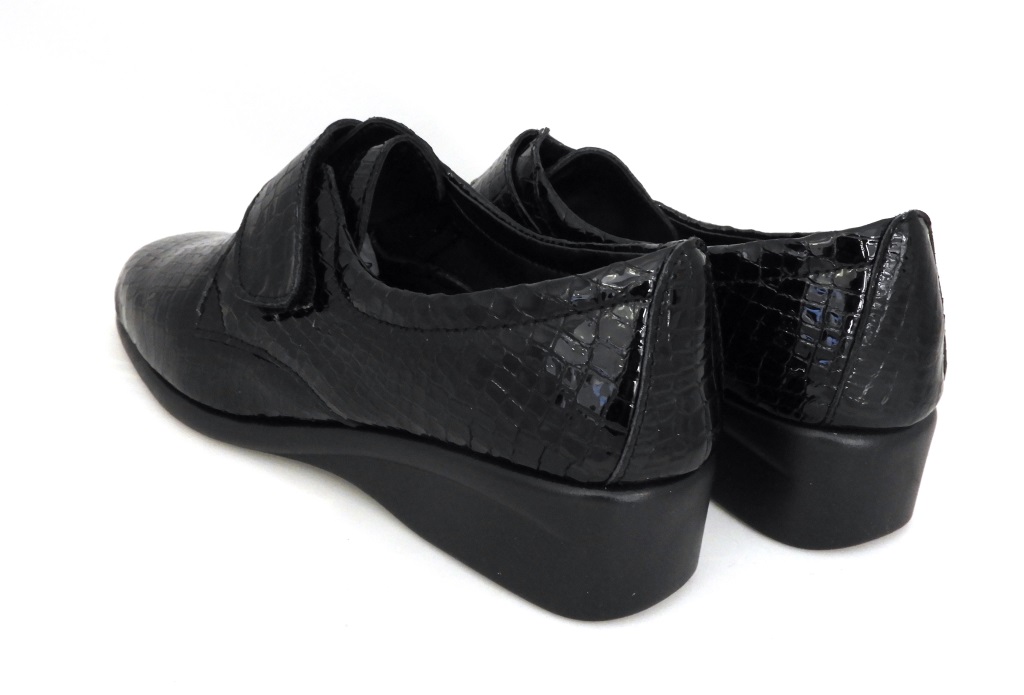hush puppy velcro shoes