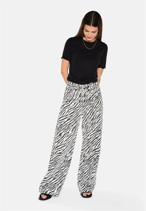 moves-adanna-jeans
